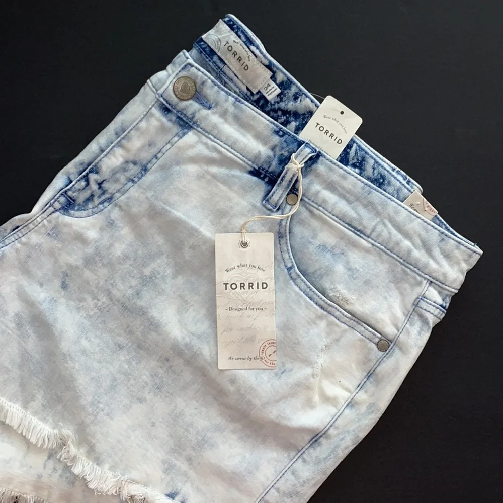 ✨Reduced NWT TORRID shorts - lace & beading - destructed- light wash -Plus Sized - Picture 4 of 14